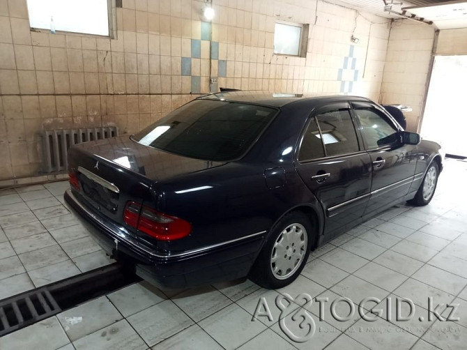 Продажа Mercedes-Bens E серия, 1998 года в Атырау Атырау - изображение 3