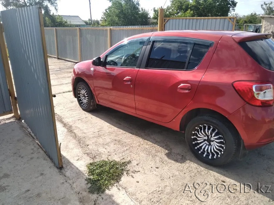 Renault Sandero,  5  года в Уральске Уральск - изображение 1